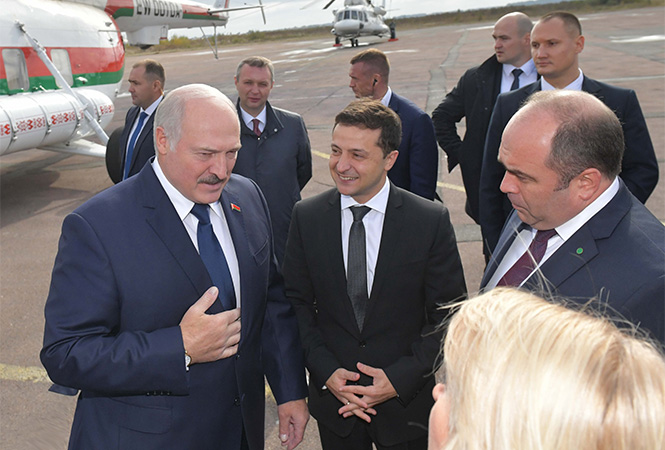 Зеленский лично встретил Лукашенко в аэропорту Житомира