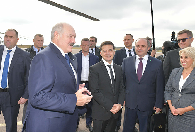 Зеленский лично встретил Лукашенко в аэропорту Житомира