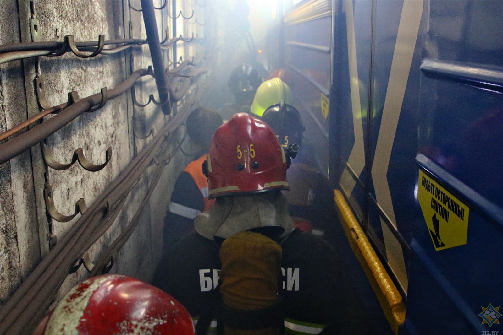 МЧС отработало эвакуацию пострадавших из горящего поезда метро