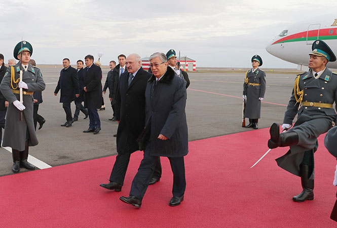 Токаев встретил Лукашенко в "Нурсултане Назарбаеве"