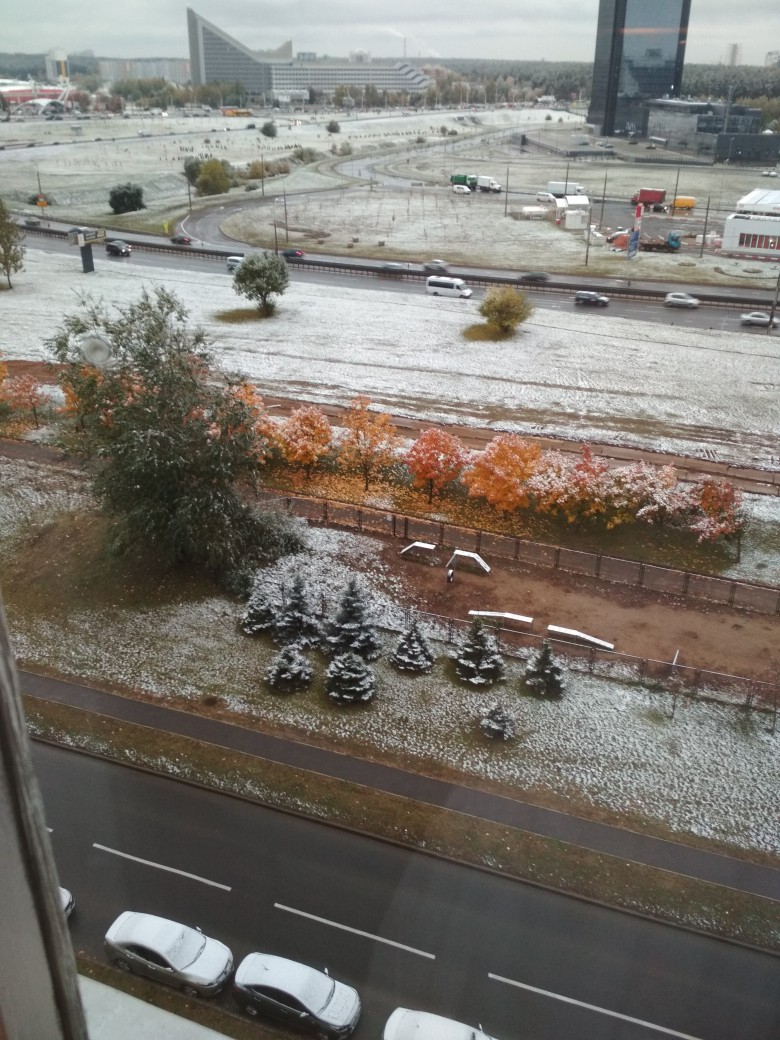 Фотофакт: в Минске выпал первый снег