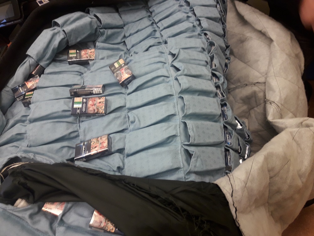 Фотофакт: россиянин пришил к пальто сотни карманов для контрабанды беларусских сигарет