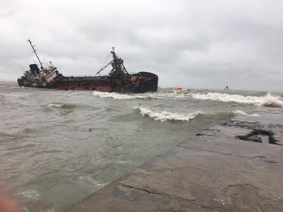 Авария на танкере возле Одессы: уровень нефтепродуктов в море превысил норму в 157 раз