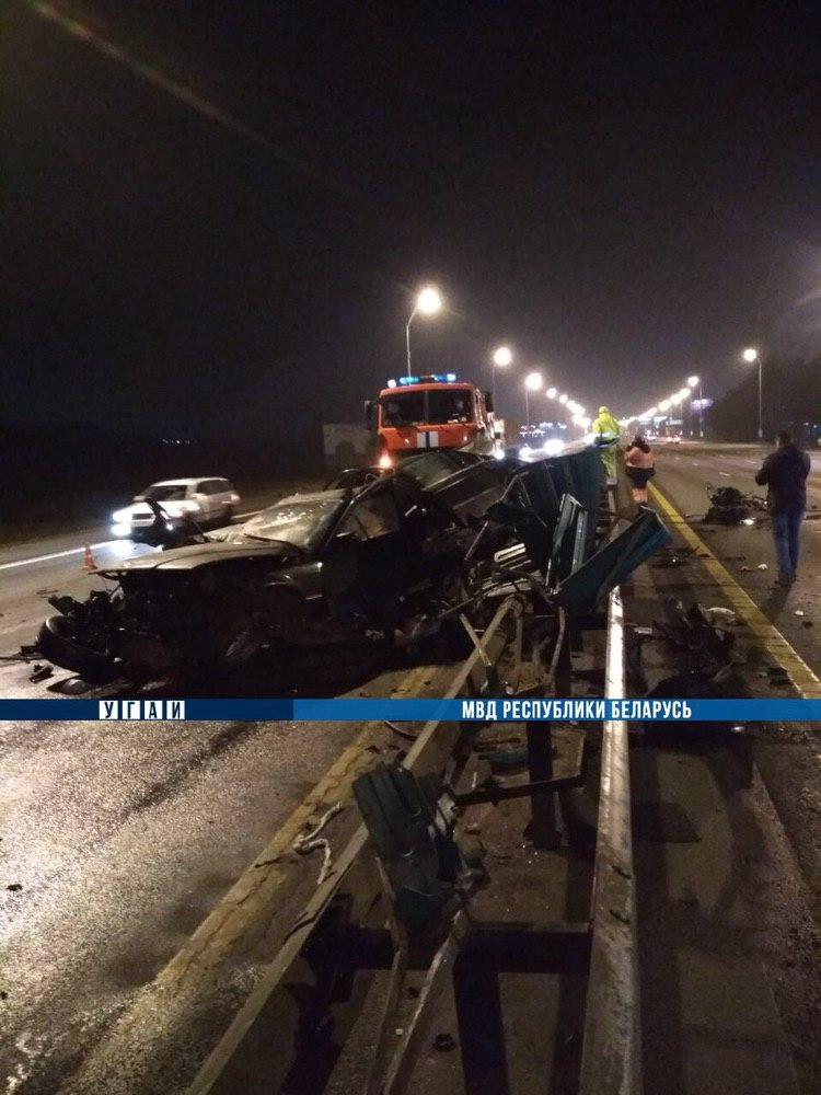Страшная авария на МКАД: BMW влетел в отбойник