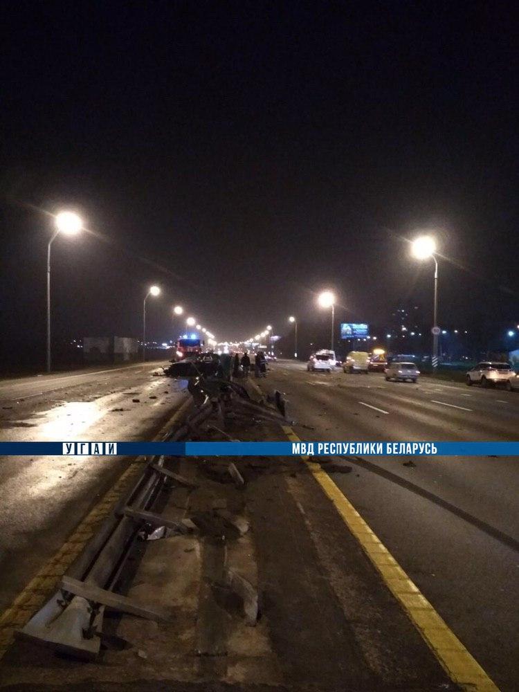 Страшная авария на МКАД: BMW влетел в отбойник