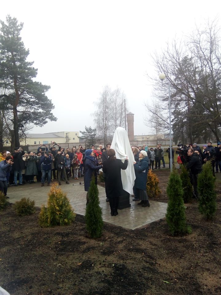В Глуше открыли памятник Алесю Адамовичу