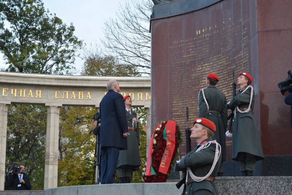 Лукашенко возложил венок к памятнику советским воинам-освободителям в Вене