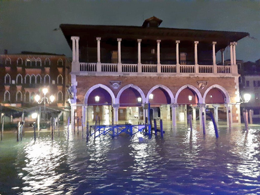 В Венеции два человека погибли из-за наводнения