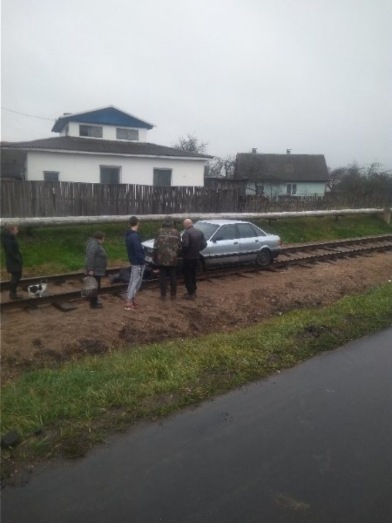 В Осиповичском районе Audi попыталась проехать по железнодорожным путям