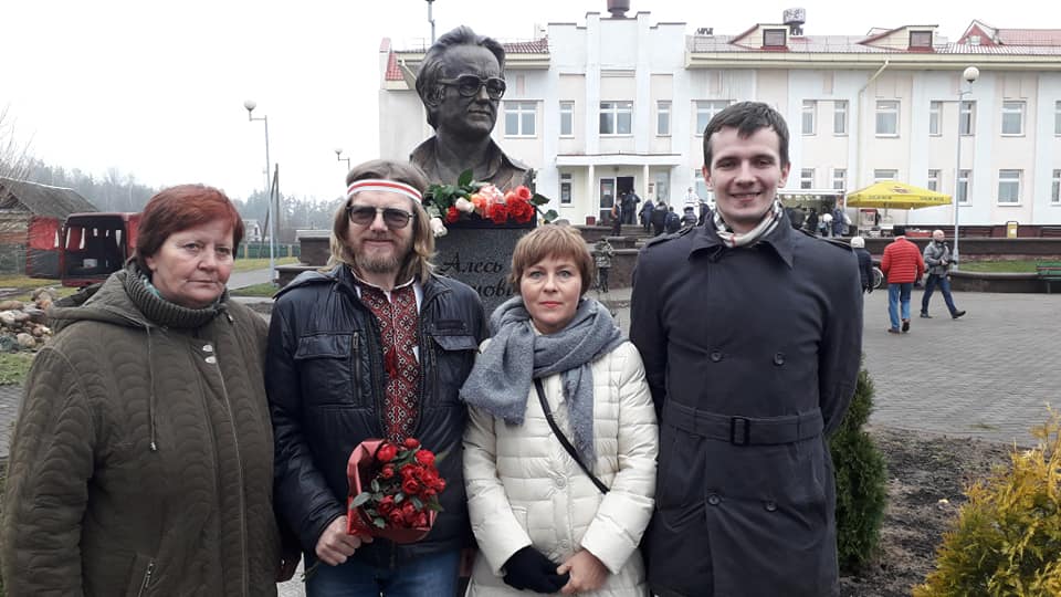 В Глуше открыли памятник Алесю Адамовичу