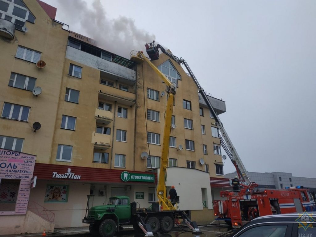 В Гродно загорелась крыша многоэтажки