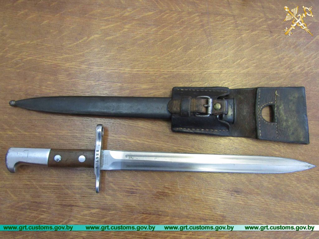 Украинец пытался провезти антикварные ножи из Литвы в Беларусь