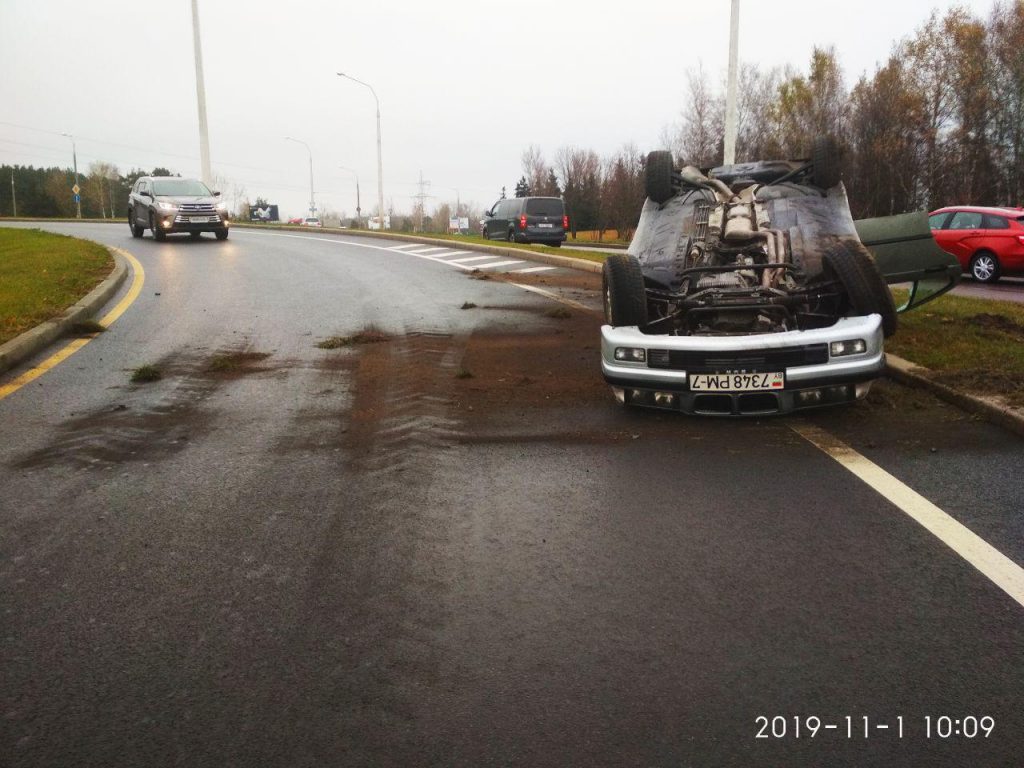 В Минске BMW перевернулся при заезде на МКАД