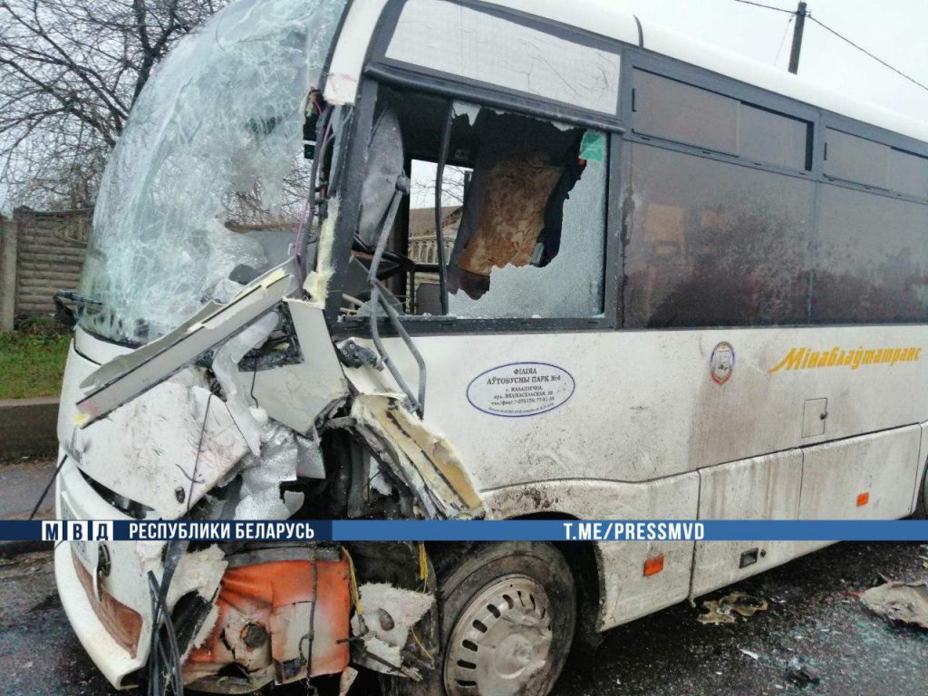 Рейсовый автобус с пассажирами попал в лобовое ДТП под Молодечно