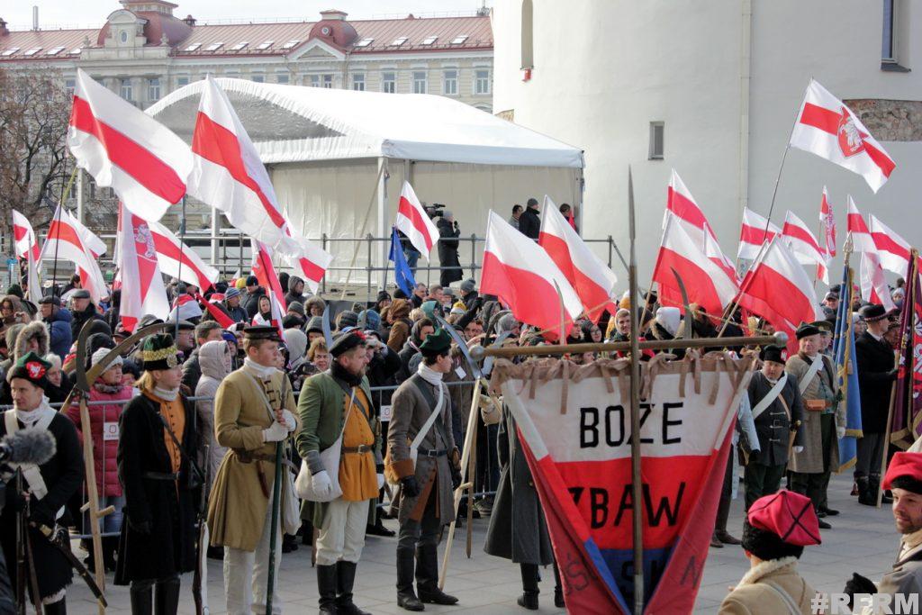 ГосСМИ не показали бело-красно-белые флаги на перезахоронении Калиновского