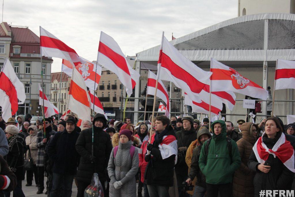 ГосСМИ не показали бело-красно-белые флаги на перезахоронении Калиновского