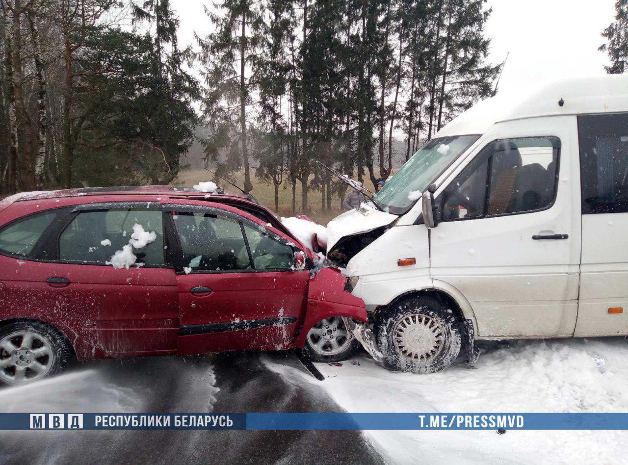 Водитель Renault заснул и врезался в маршрутку с пассажирами в Молодечненском районе