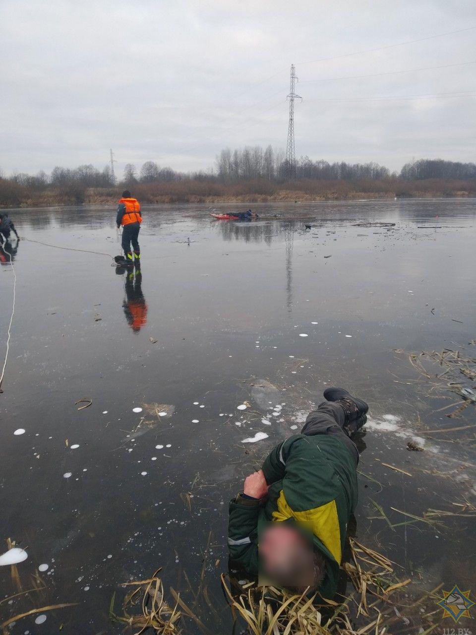 МЧС спасло на Соже провалившихся под первый лед рыбаков