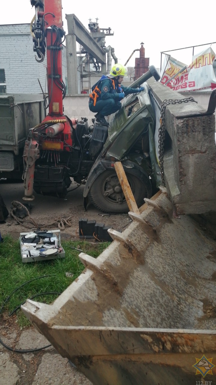 В Бресте бетонная балка раздавила кабину грузовика с двумя людьми