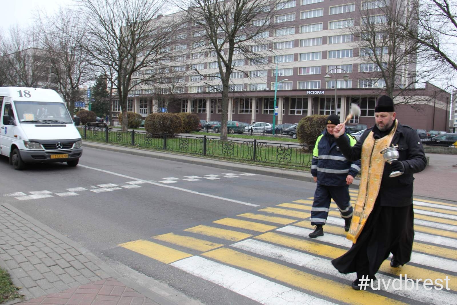 В Бресте снова освятили пешеходные переходы и опасные перекрестки
