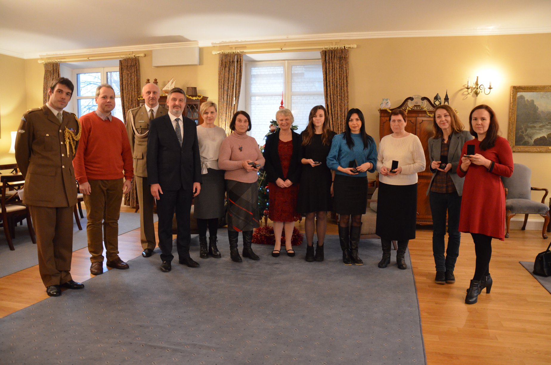 Британское посольство вручило награды потомкам беларусов, воевавших в Армии Андерса