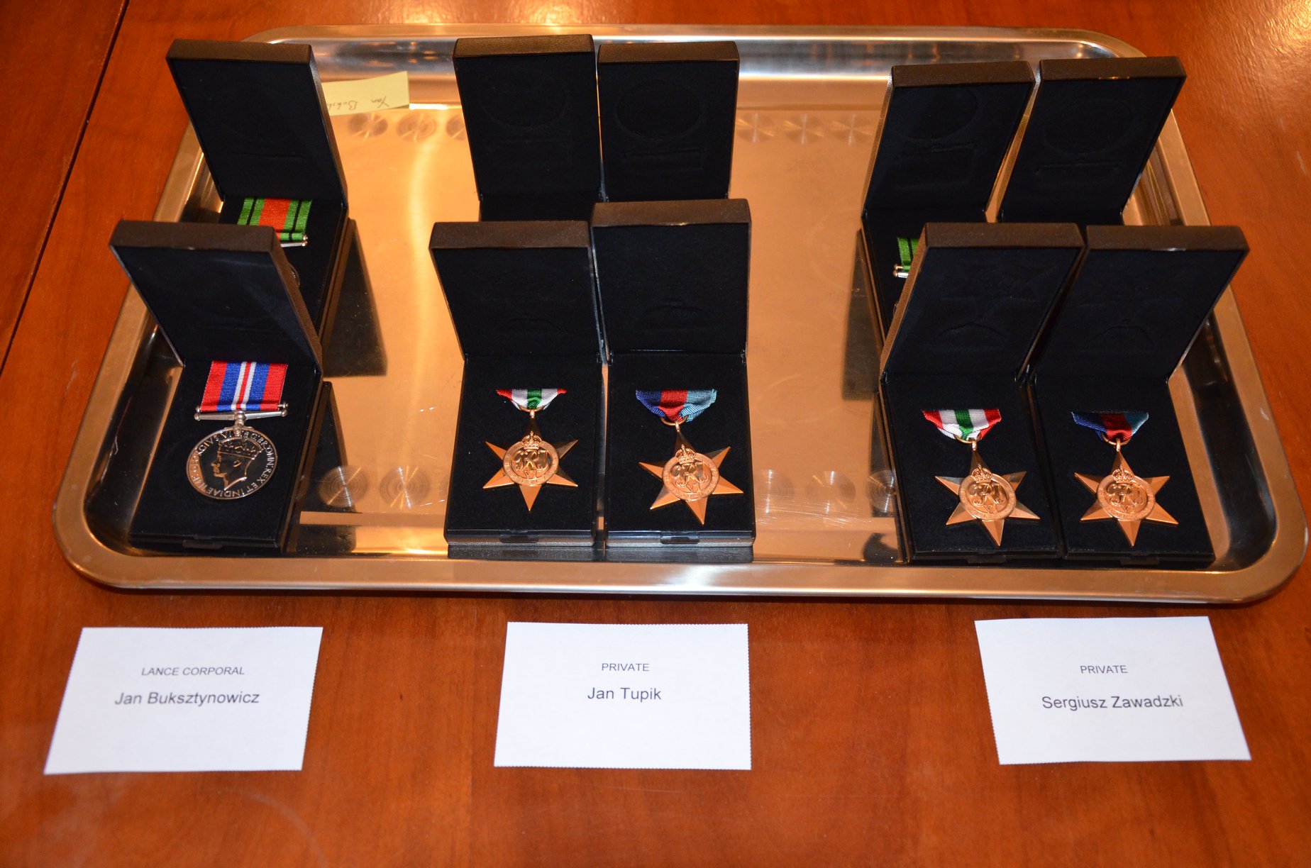 Британское посольство вручило награды потомкам беларусов, воевавших в Армии Андерса