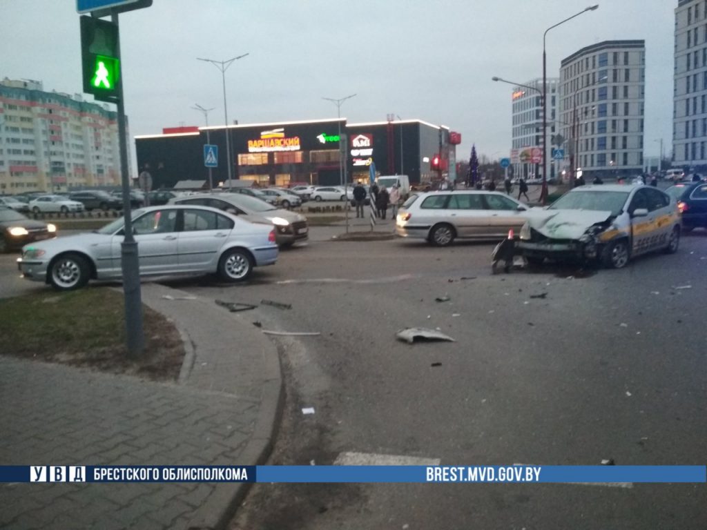 BMW и такси не поделили дорогу в Бресте – пострадала 10-летняя девочка