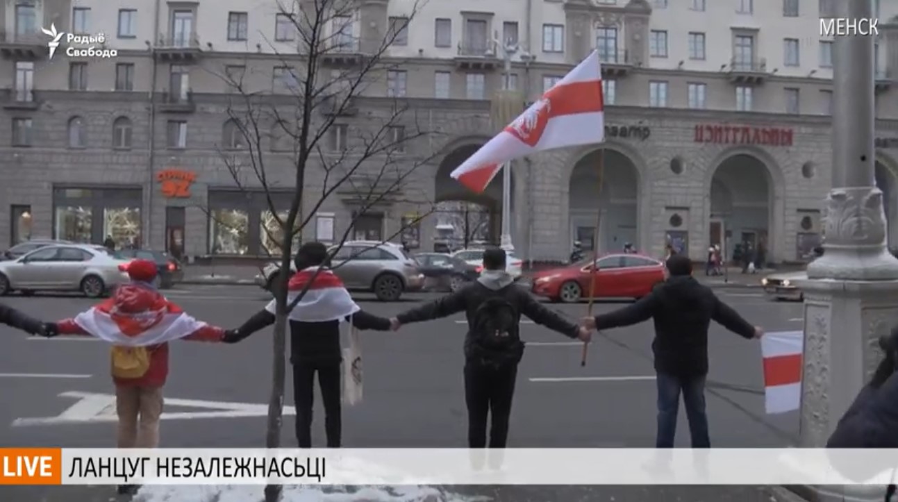 Минчане выстроились в живую цепь в защиту независимости