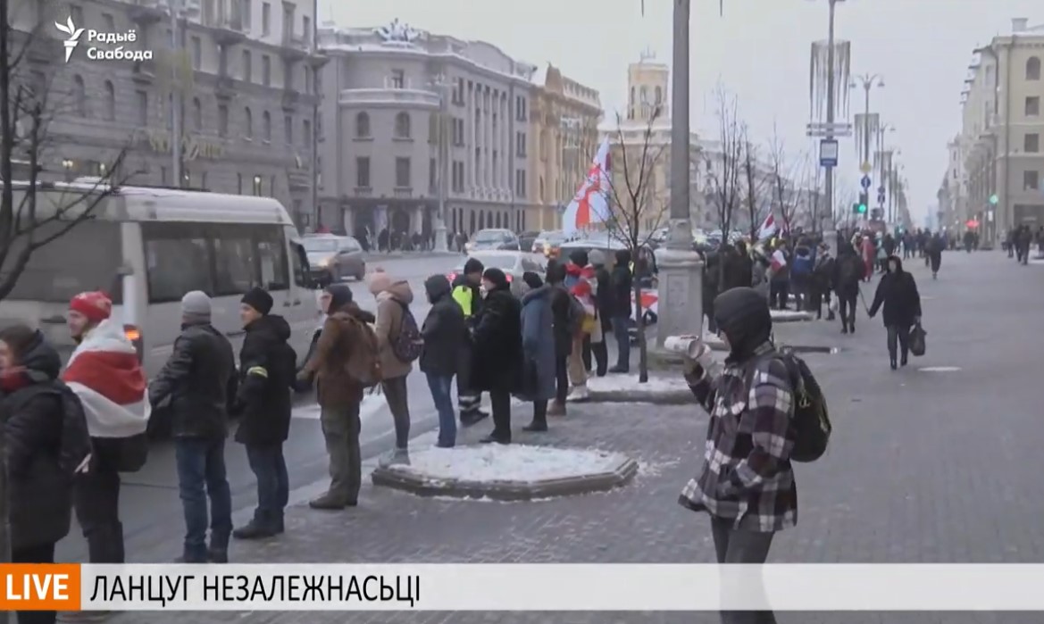 Минчане выстроились в живую цепь в защиту независимости