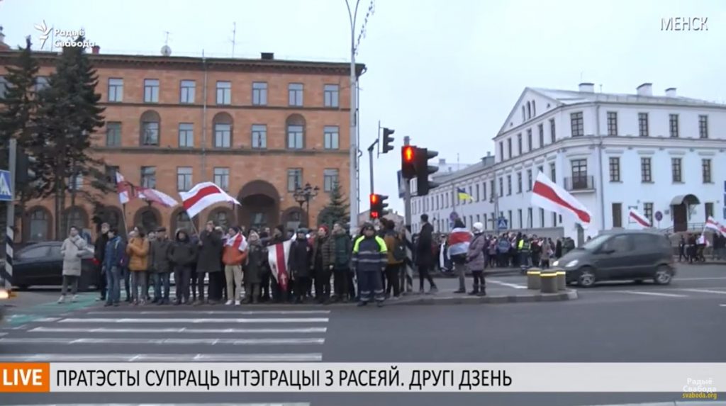 Колонна протестующих в Минске пришла к российскому посольству