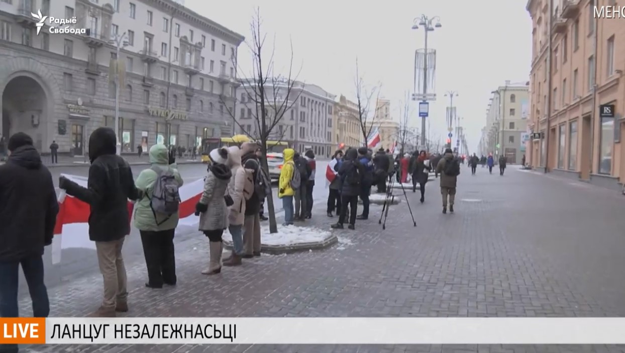 Минчане выстроились в живую цепь в защиту независимости