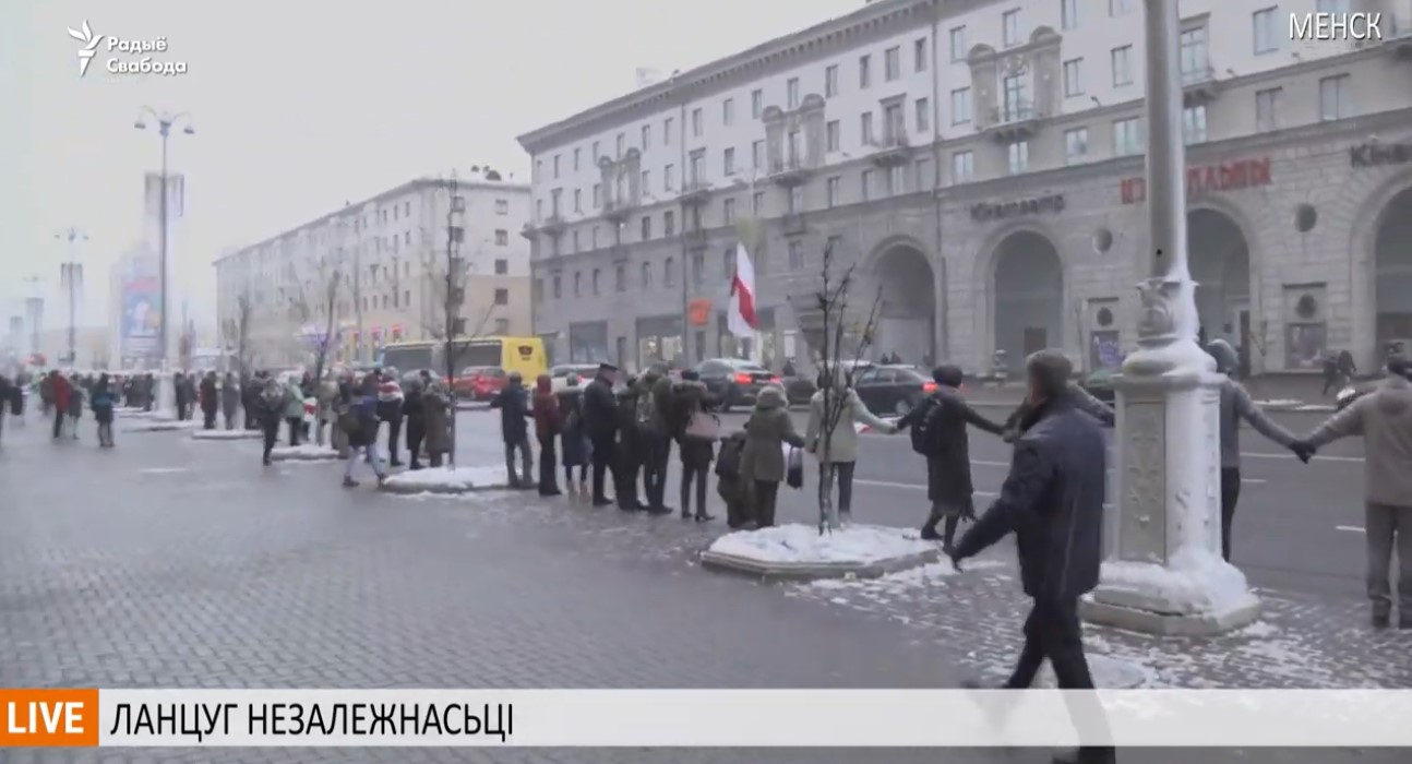 Минчане выстроились в живую цепь в защиту независимости