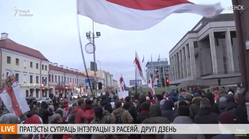 Колонна протестующих в Минске пришла к российскому посольству