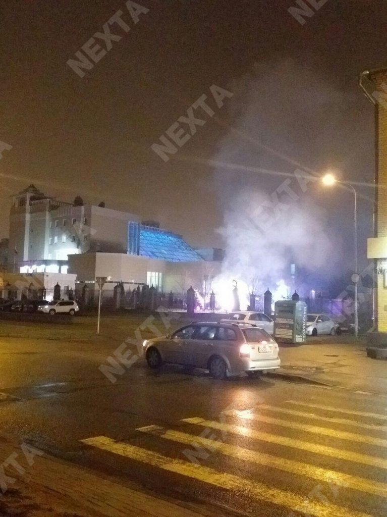 Возле российского посольства в Минске заметили дым
