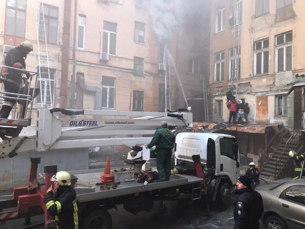 В Одессе горит колледж – погиб один человек