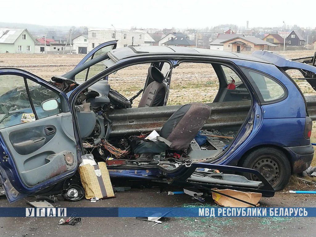 В ДТП на МКАД-2 отбойник прорезал легковушку и убил водителя