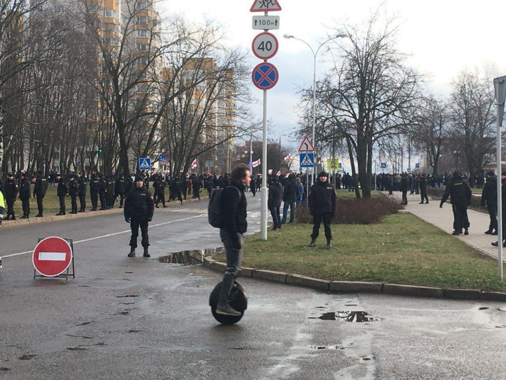 Колонна протестующих в Минске пришла к российскому посольству