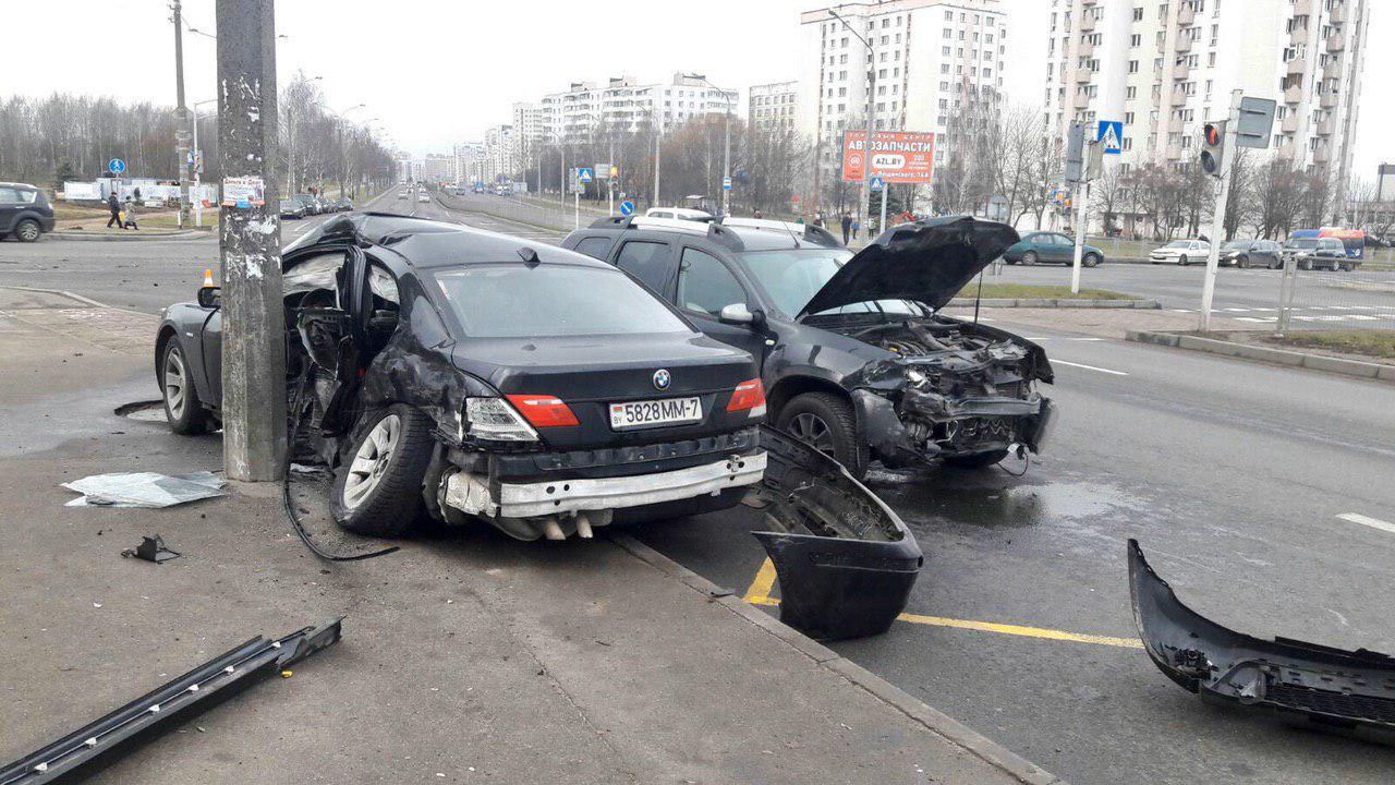 В Минске при аварии BMW отбросило в столб, пострадали трое