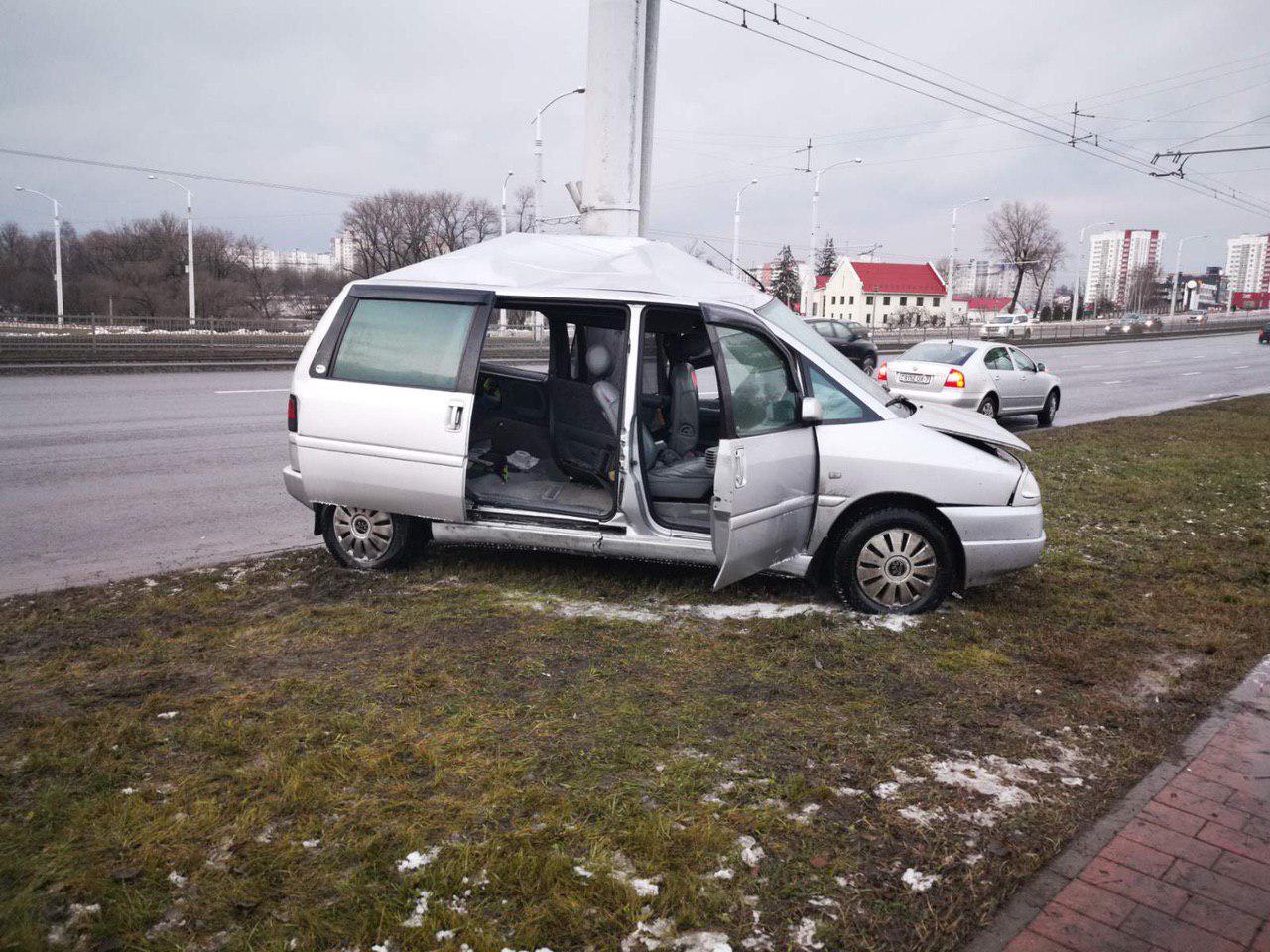 В Минске Peugeot вылетел с дороги на фонарный столб