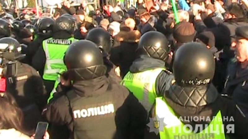 В Киеве 19 человек пострадали в стычках между протестующими и полицией