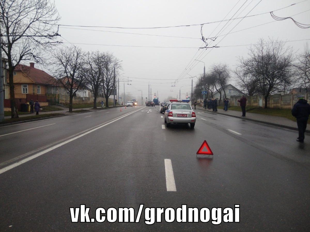 В Гродно из-за BMW на летней резине столкнулись три машины