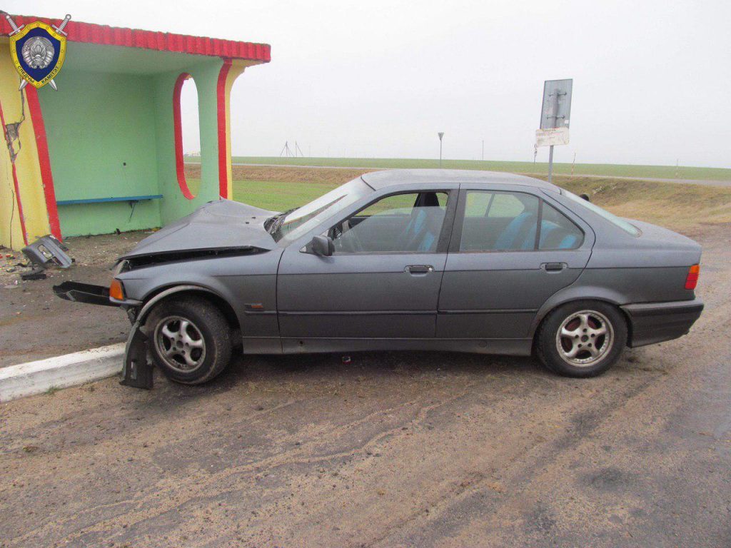 В Могилевском районе подростки угнали BMW и врезались в остановку
