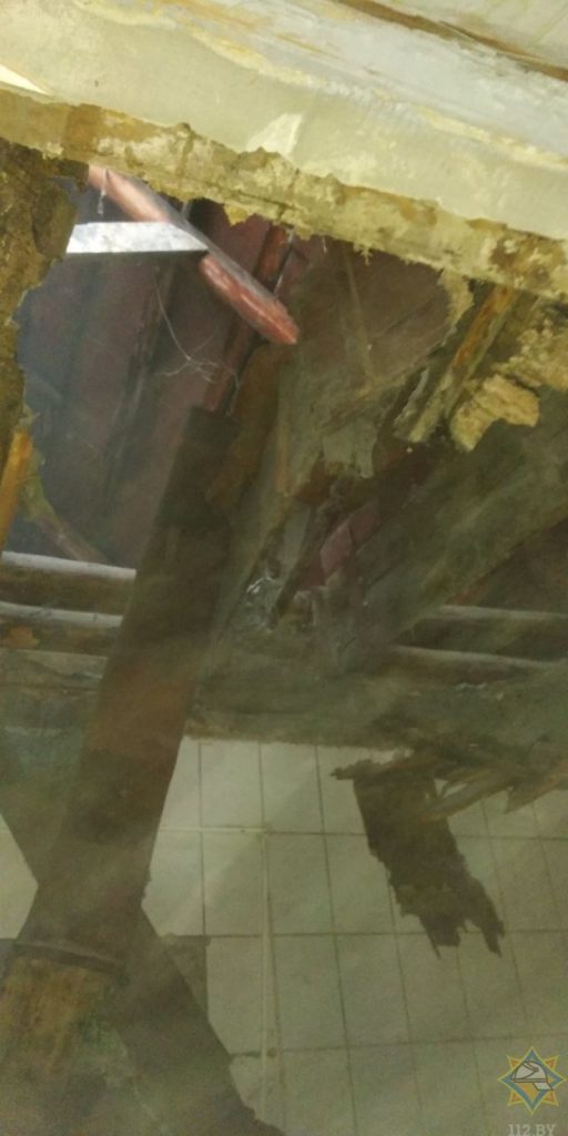 В Витебске спасатели вытащили мужчину из-под обвалившегося потолка