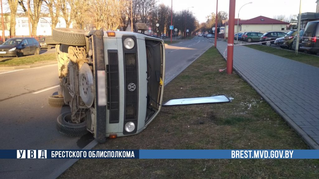 Бесправник устроил ДТП в Бресте, один автомобиль перевернулся