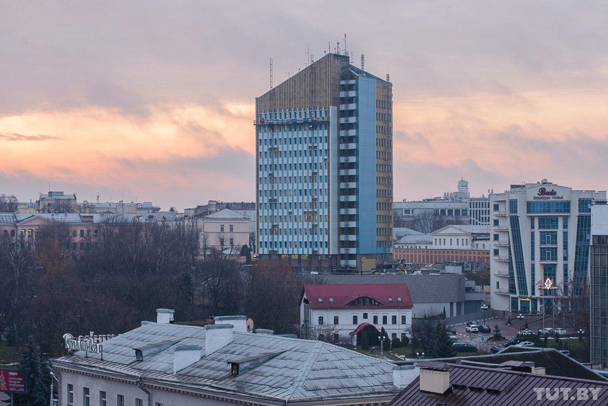 В центре Минска рабочий упал с 14-го этажа и погиб
