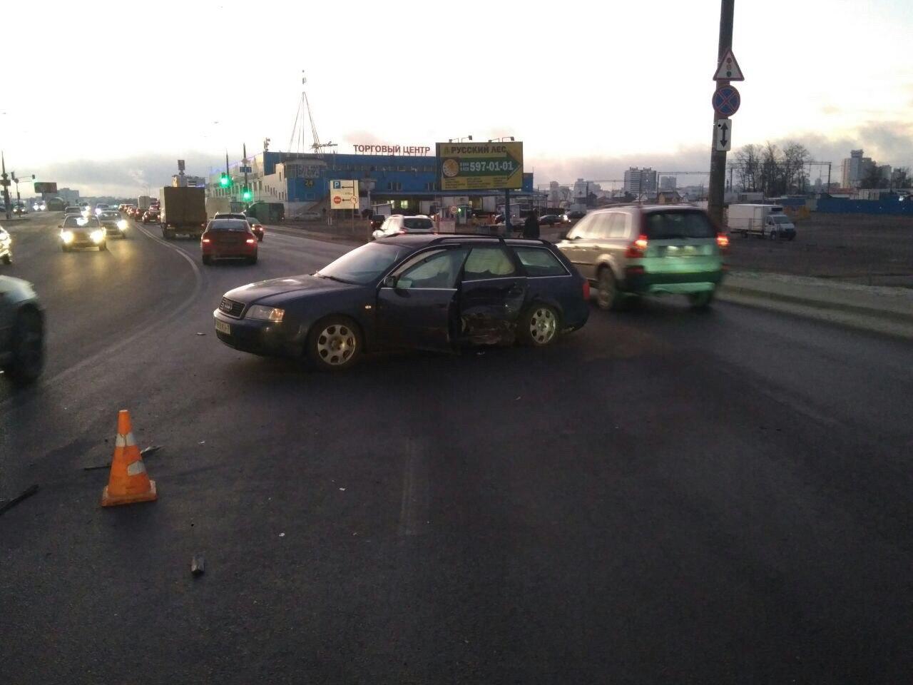 В Минске BMW протаранил фургон доставки и легковушку