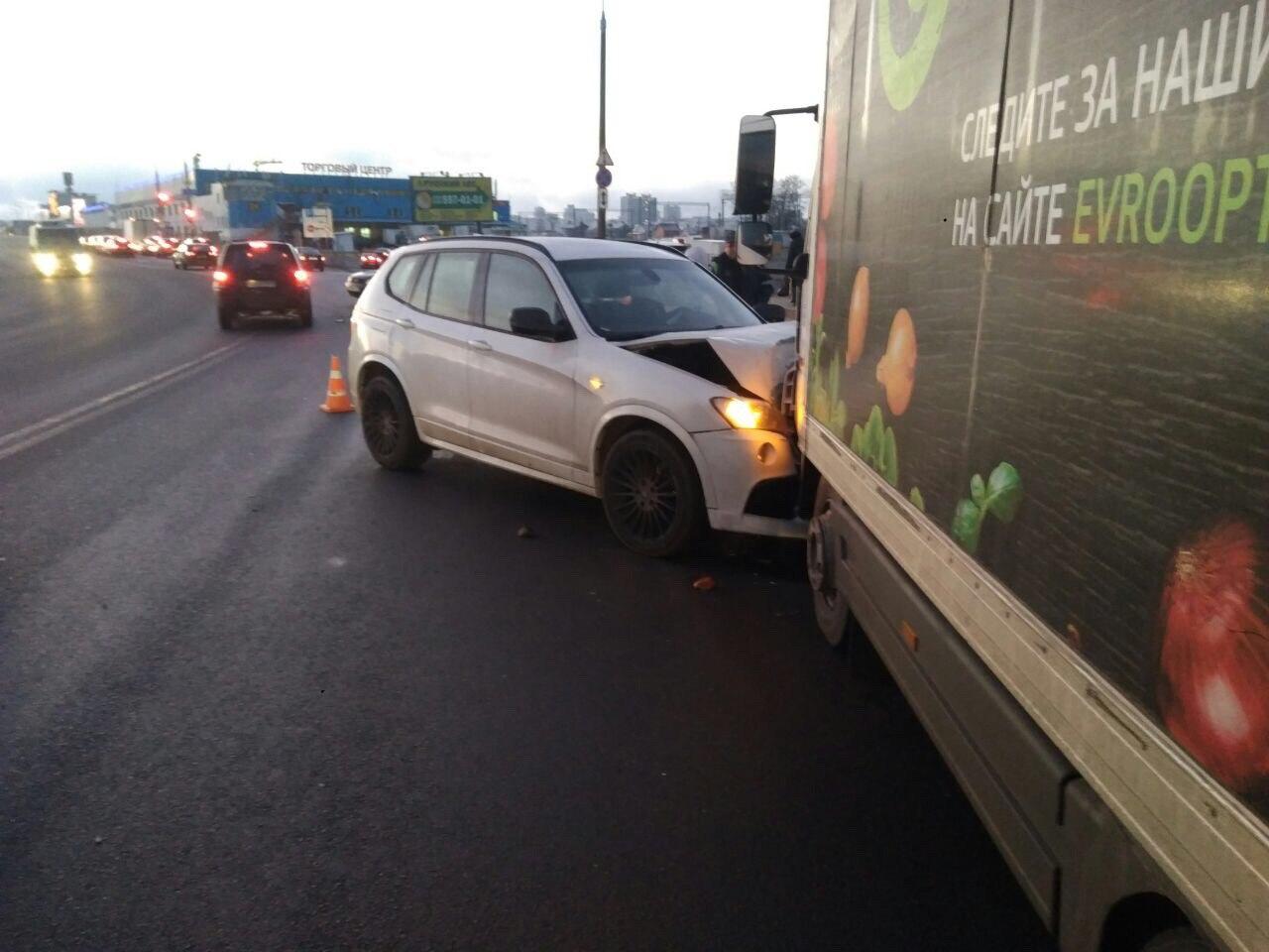 В Минске BMW протаранил фургон доставки и легковушку