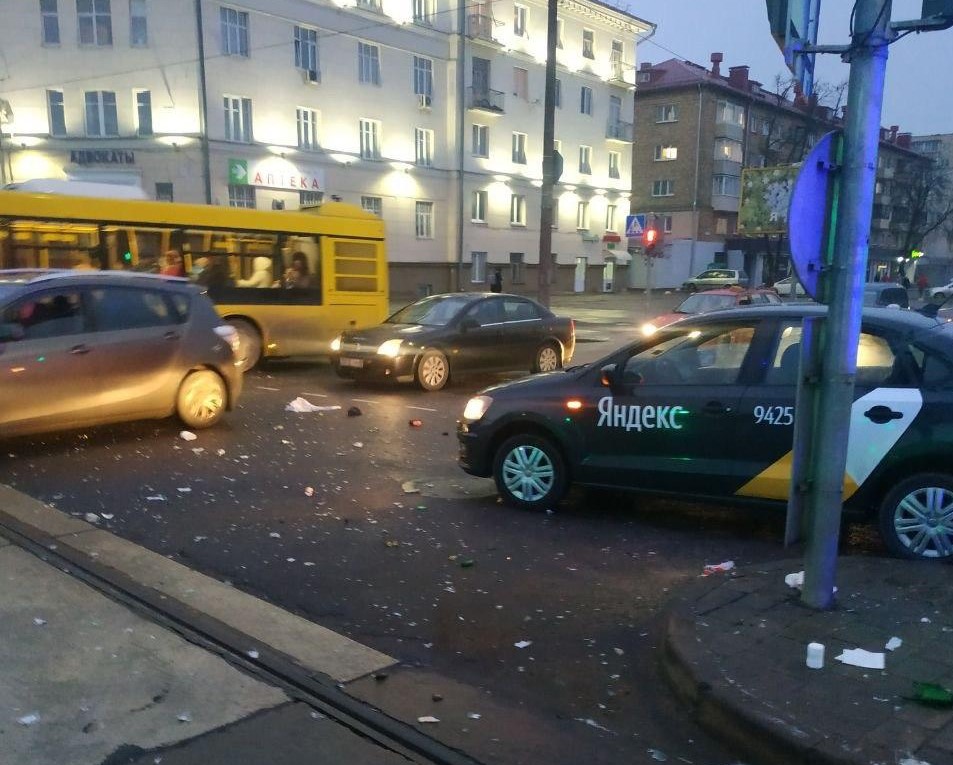 В Минске пешеход попал под колеса такси