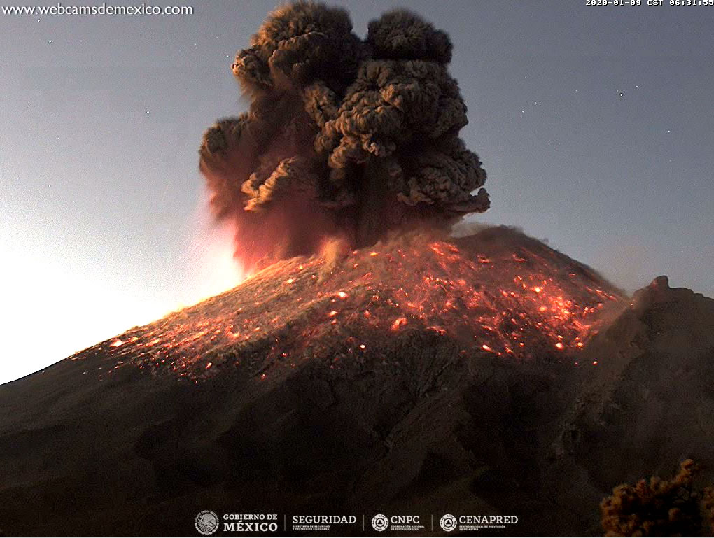В Мексике взрыв на вулкане Попокатепетль попал на видео