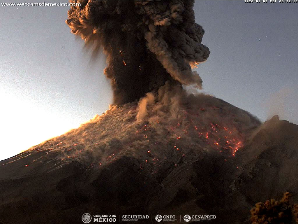 В Мексике взрыв на вулкане Попокатепетль попал на видео